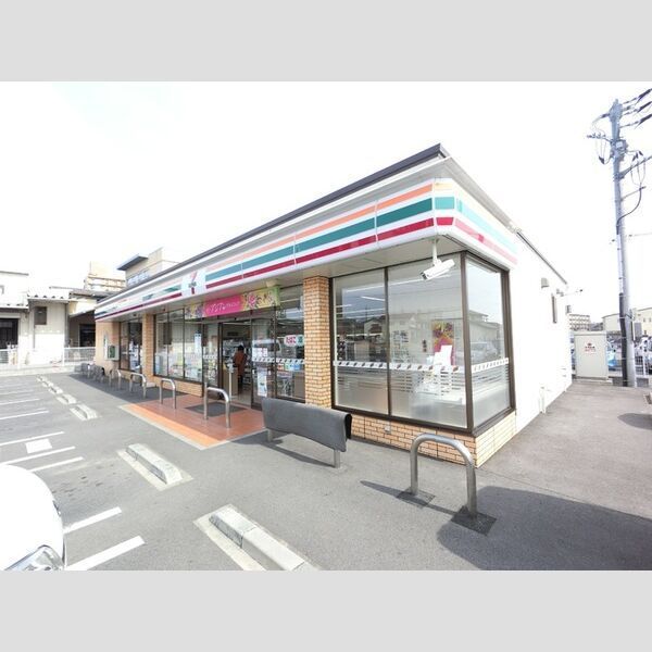 近くにセブンイレブン前橋古市町店(661m)あり