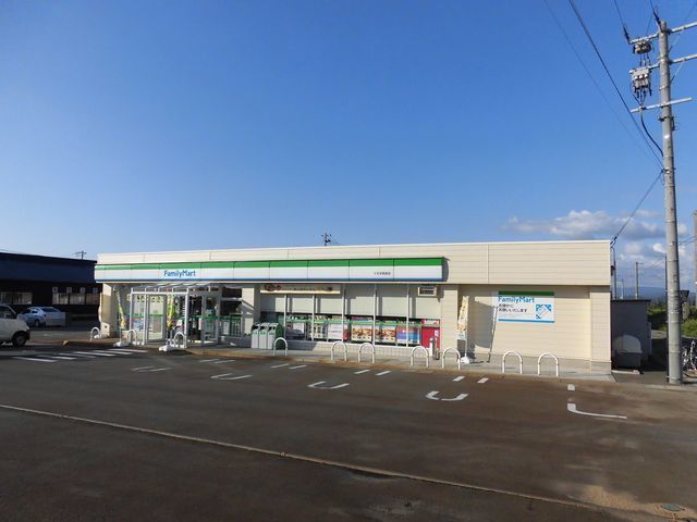 近くのファミリーマート 十文字西原店まで180m(徒歩3分)