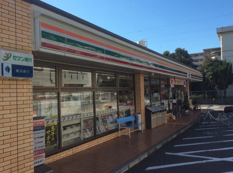 近くにコンビニまで徒歩約４分あり