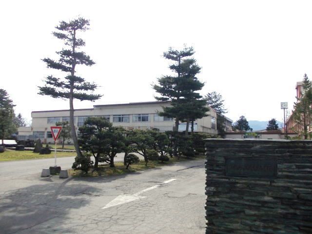 近くの大曲農業高校まで350m(徒歩5分)
