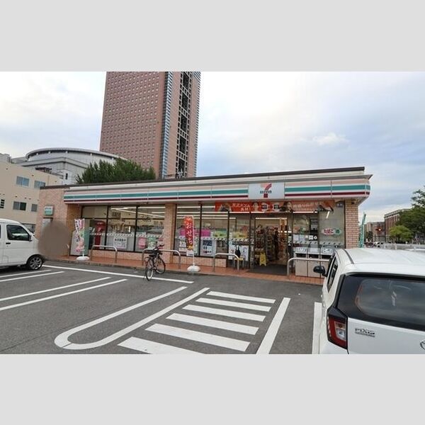 近くにセブンイレブン群馬県庁前店(392m)あり