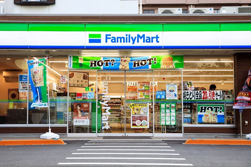 近くのファミリーマート墨田菊川駅前店まで55m（徒歩1分）
