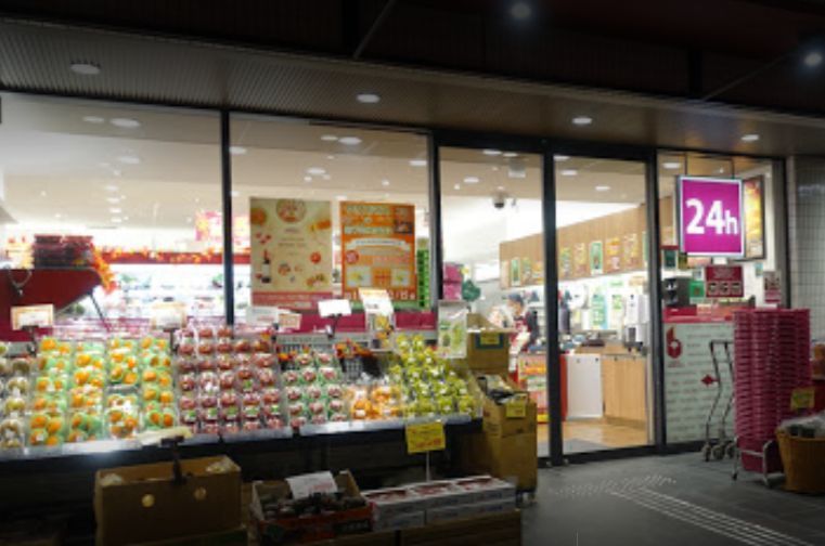 近くの成城石井　西麻布店まで612m（徒歩8分）