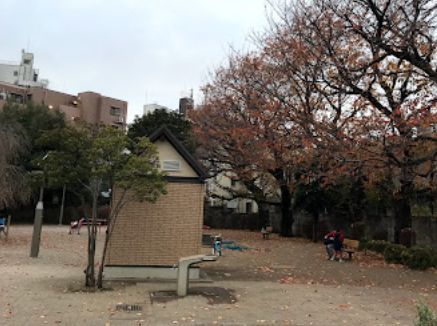 近くの下連雀児童公園まで550m（徒歩7分）