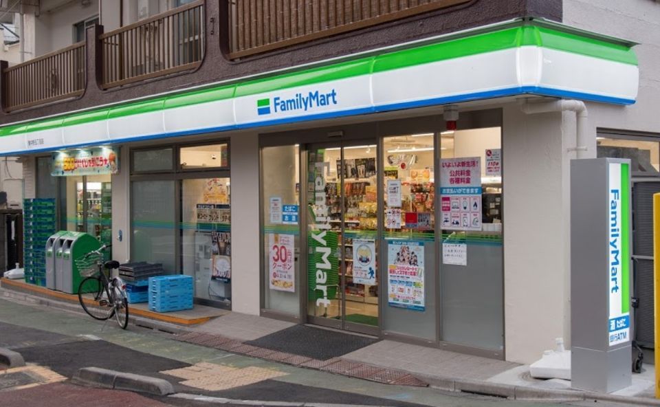 近くのファミリーマート 東中野五丁目店まで128m(徒歩2分)