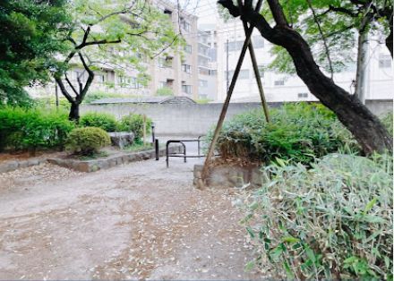 近くの三谷公園まで612m（徒歩8分）