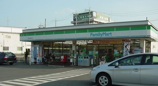 近くのファミリーマート上尾日産通り店まで760m（徒歩10分）