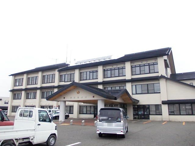近くの湯沢警察署まで500m(徒歩7分)