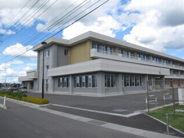 近くの湯沢西小学校まで400m(徒歩5分)