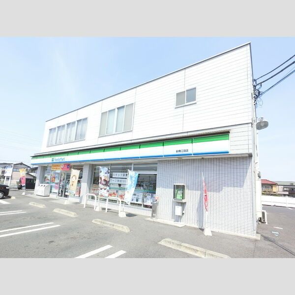 近くにファミリーマート前橋江田店(239m)あり