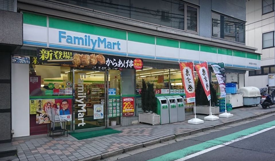 近くのファミリーマート アイズ高田馬場店まで59m(徒歩1分)