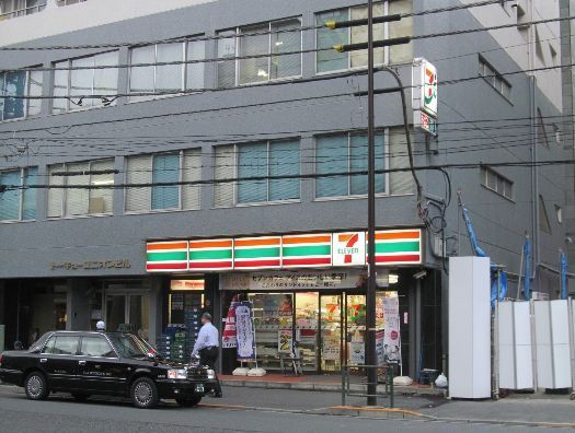 近くのセブンイレブン文京湯島３丁目店まで142m（徒歩2分）