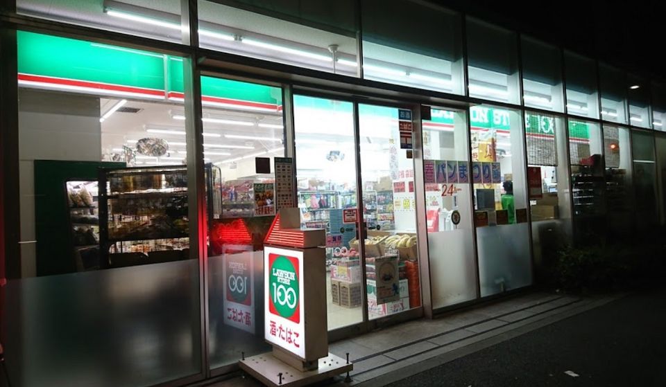 近くのローソンストア100 新宿文化センター前店まで107m（徒歩2分）