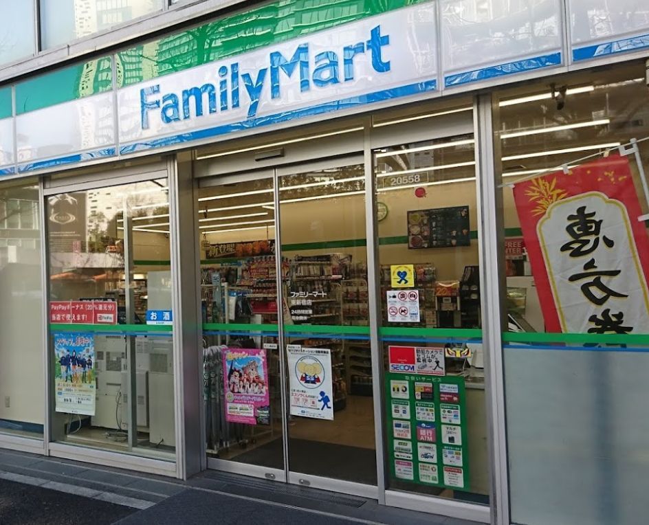 近くのファミリーマート　東新宿店まで73m（徒歩1分）