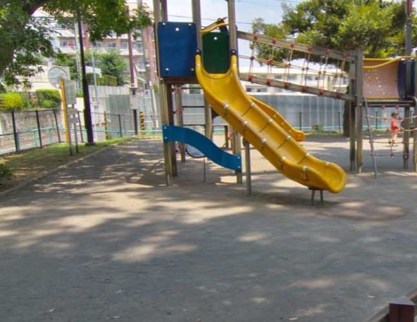 近くの経堂四丁目児童遊園まで734m（徒歩10分）
