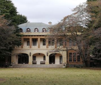 近くの駒場公園まで922m（徒歩12分）