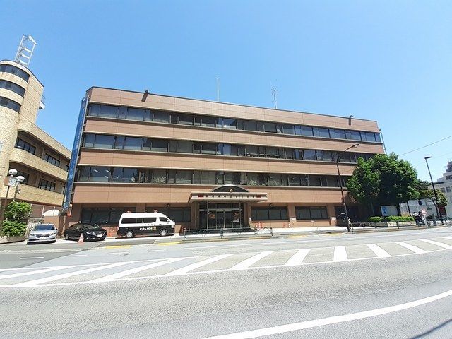 近くの本富士警察署まで260m(徒歩4分)