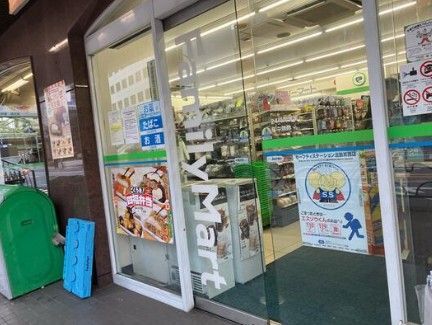 近くのファミリーマート ホテルマイステイズ御茶ノ水店まで147m(徒歩2分)