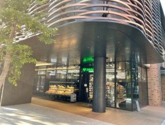近くのサミットストア神田スクエア店まで126m(徒歩2分)