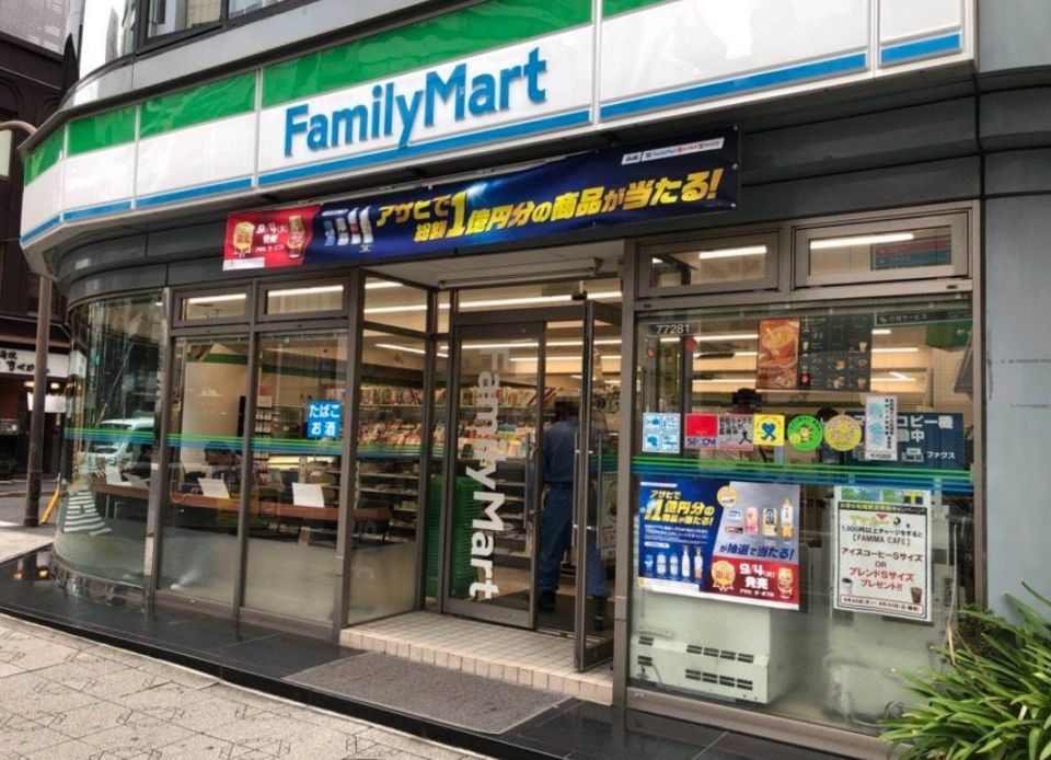 近くのファミリーマート 神田鍛冶町三丁目店まで142m（徒歩2分）