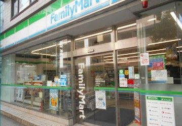 近くのファミリーマート 紀尾井町三番地店まで32m(徒歩1分)
