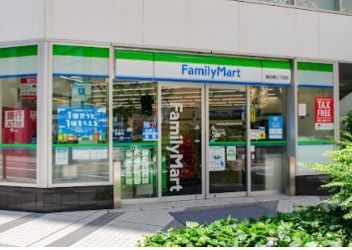 近くのファミリーマート 飯田橋三丁目店まで180m（徒歩3分）