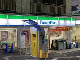 近くのファミリーマート 牛込柳町駅前店まで233m(徒歩3分)