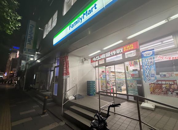 近くのファミリーマート 四ッ谷駅前店まで108m(徒歩2分)