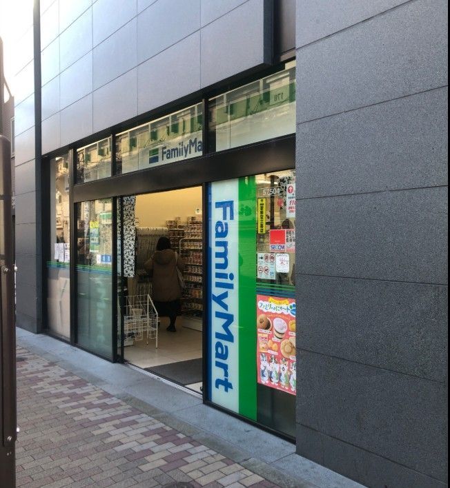 近くのファミリーマート 御徒町ぱんだ広場店まで151m(徒歩2分)