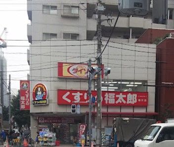 近くのDAISO くすりの福太郎菊川店まで627m（徒歩8分）