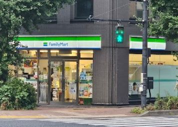 近くのファミリーマート 湯島一丁目店まで102m(徒歩2分)