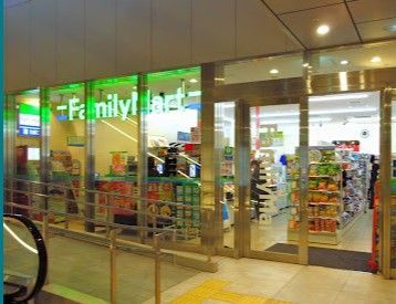近くのファミリーマート KABUTO ONE店まで53m（徒歩1分）