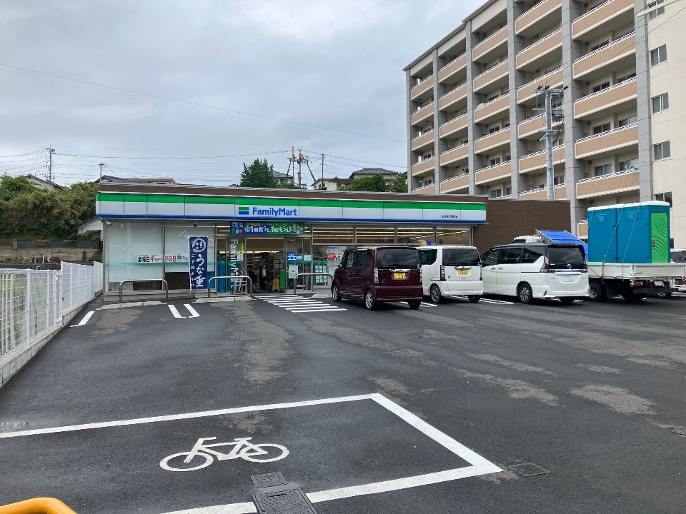 近くのファミリーマート 佐世保大潟町店まで107m(徒歩2分)