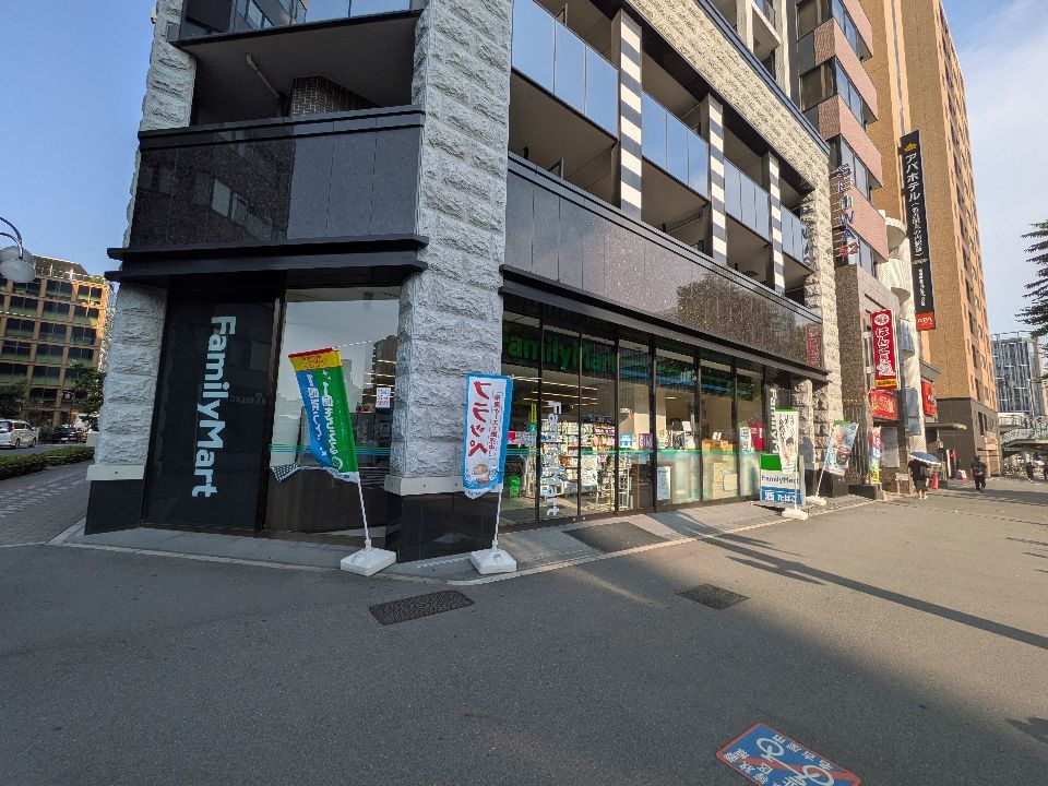 近くのファミリーマート 丸の内二丁目店まで67m(徒歩1分)