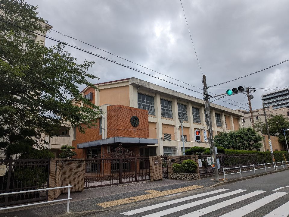 近くの名古屋市立新栄小学校まで647m(徒歩9分)