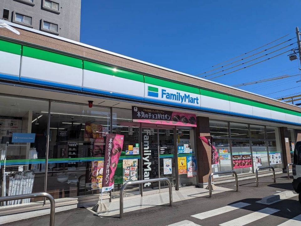 近くのファミリーマート 菊里町店まで51m(徒歩1分)