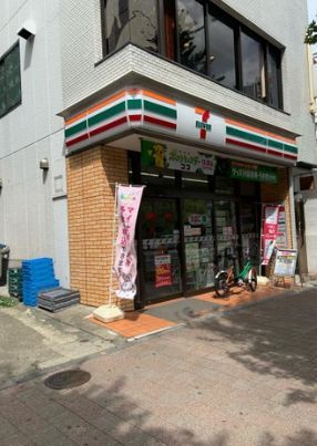 近くのセブンイレブン 新宿市谷田町2丁目店まで218m(徒歩3分)