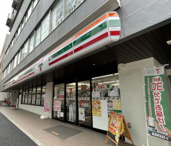 近くのセブンイレブン 市谷砂土原町店まで77m(徒歩1分)