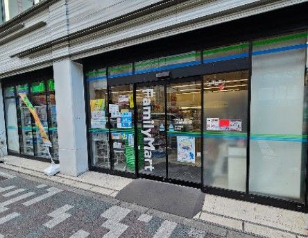 近くのファミリーマート 文京湯島春日通り店まで27m(徒歩1分)