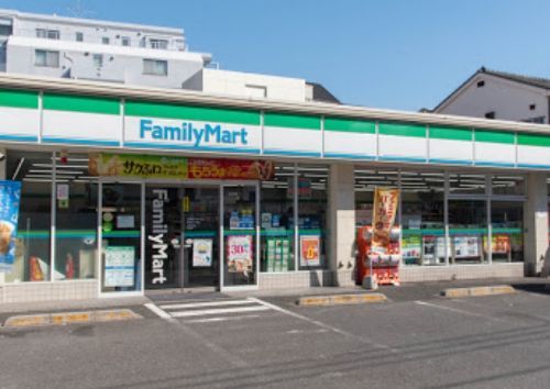 近くのファミリーマート 町屋八丁目店まで122m(徒歩2分)