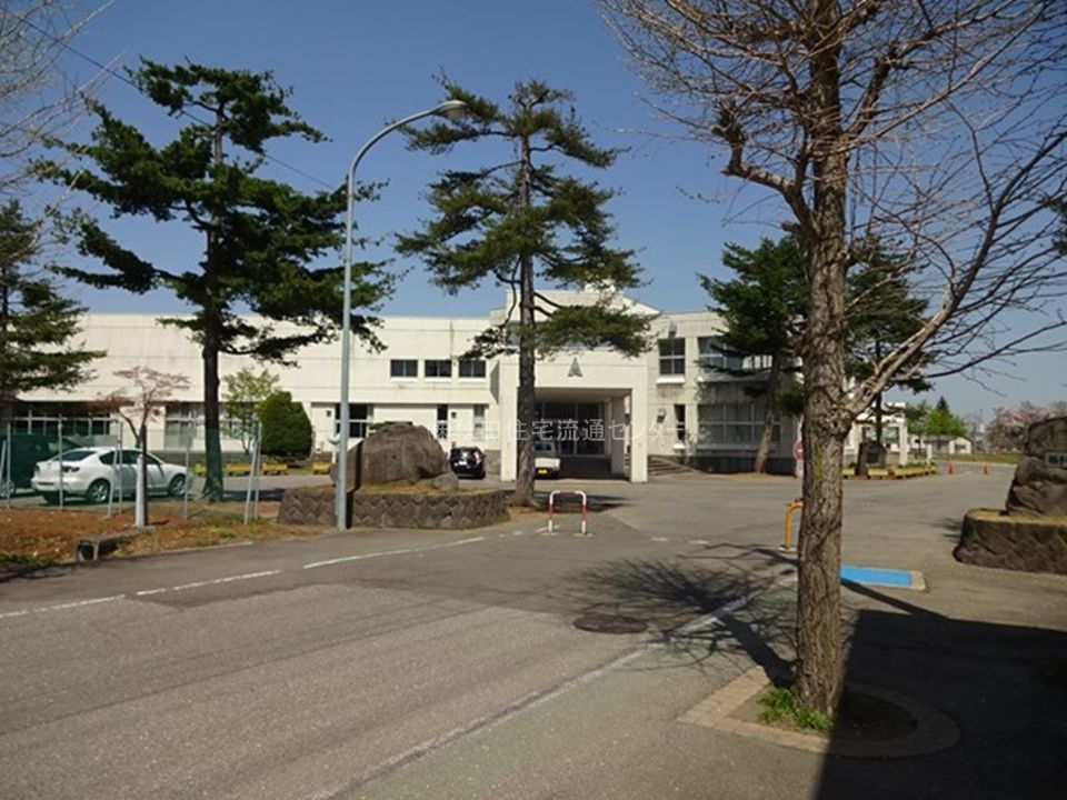 近くの横手市立朝倉小学校まで874m(徒歩11分)