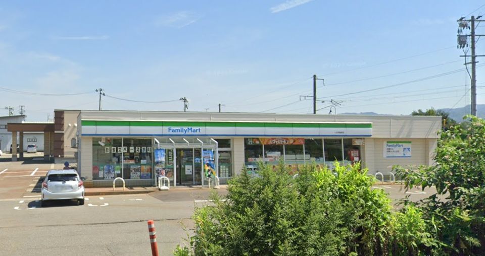 近くのファミリーマート 十文字西原店まで643m(徒歩9分)