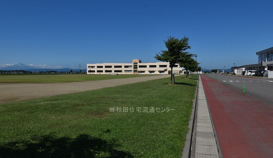 近くの横手市立横手北中学校まで550m(徒歩7分)