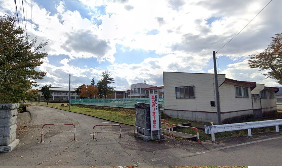 近くの羽後町立西馬音内小学校まで1,466m(徒歩19分)