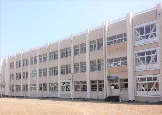 近くの上越市立南本町小学校まで530m(徒歩7分)
