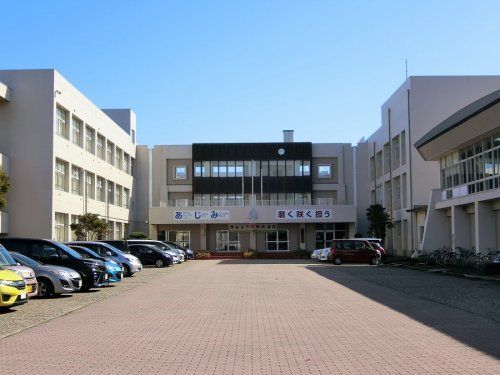 近くの上越市立城東中学校まで1,160m(徒歩15分)