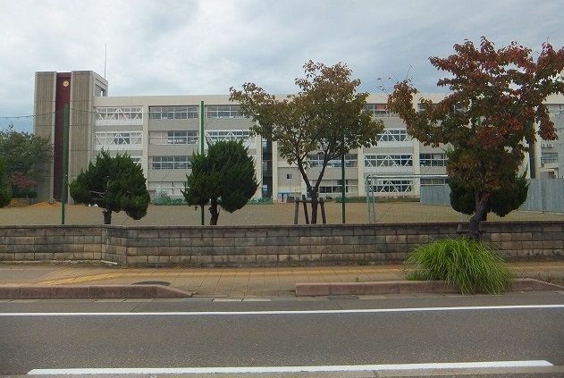 近くの上越市立大手町小学校まで1,030m(徒歩13分)