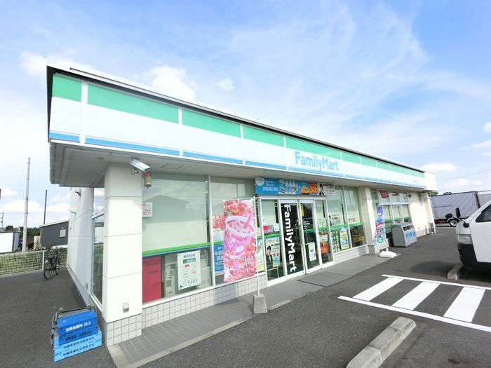 近くのファミリーマート 日野屋伊勢崎茂呂店まで858m（徒歩11分）
