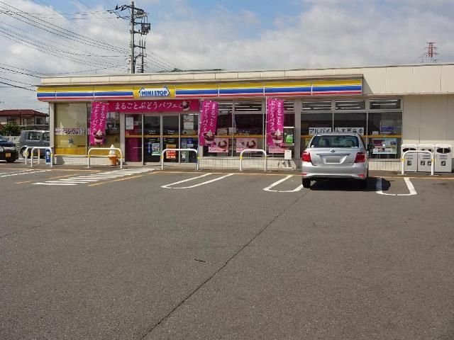近くのマルエドラッグ吉岡店まで951m（徒歩12分）