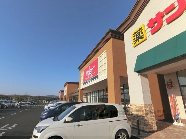近くにバロー木津川店まで1400メートルあり